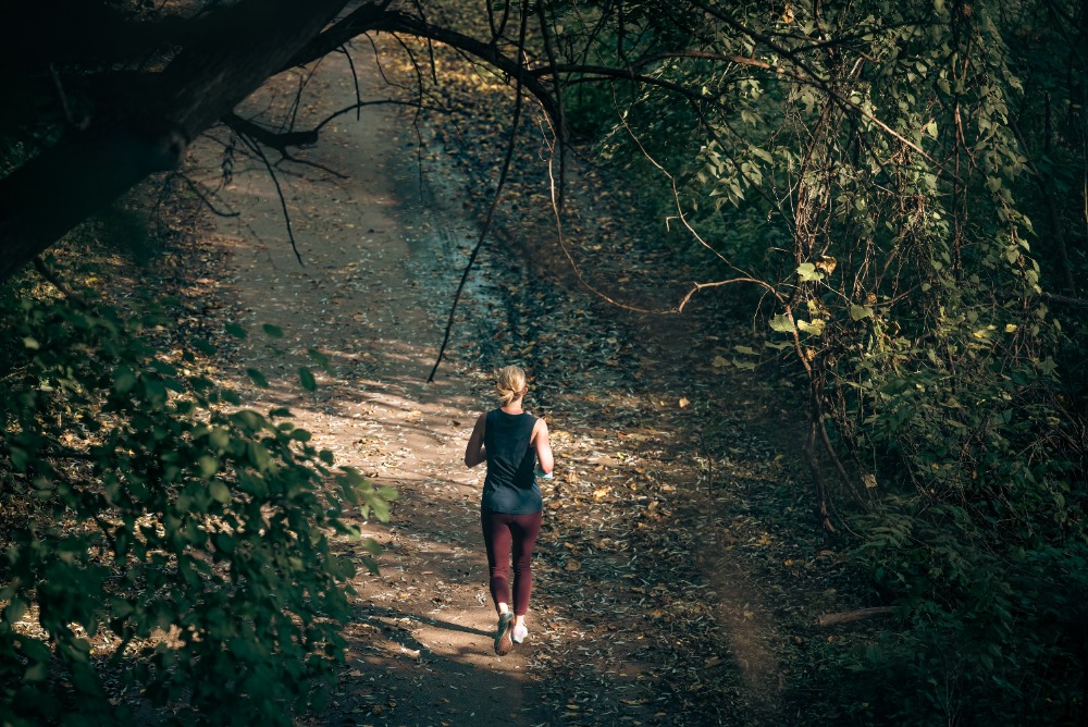 hardlopen in het bos
